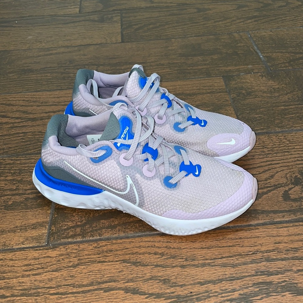Girls Nike renew sneakers